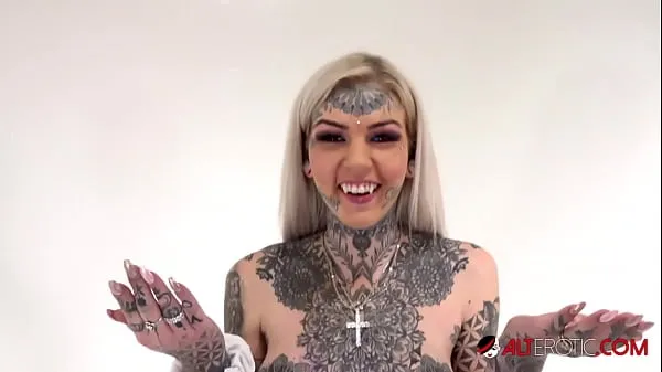 XXX Tattooed Amber Luke rides the tremor for the first time mega rør