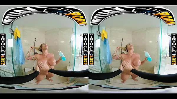 XXX Busty Blonde MILF Robbin Banx Seduces Step Son In Shower巨型管