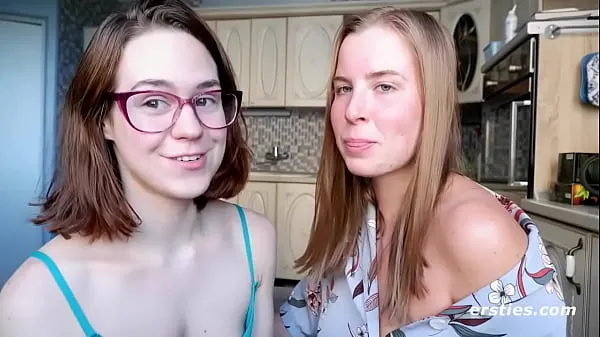 XXX Lesbian Friends Enjoy Their First Time Together ống lớn