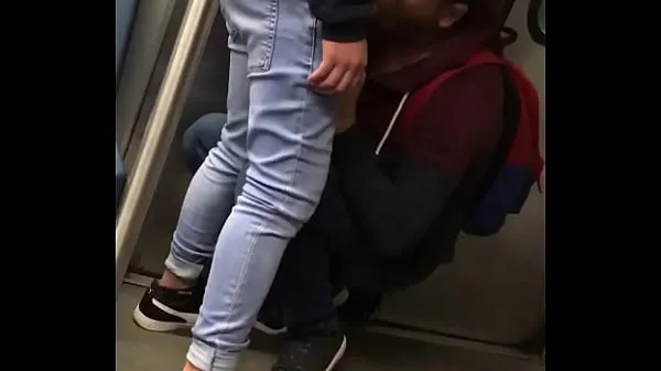 XXX Blowjob in the subway megarør