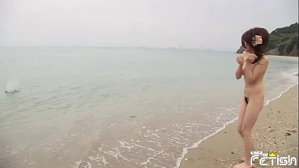 XXX Japanese chick gets recorded after taking a nude photoshoot on the beach巨型管