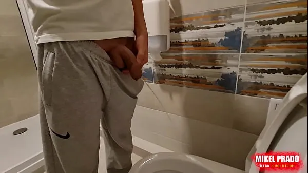 XXX Guy films him peeing in the toilet میگا ٹیوب
