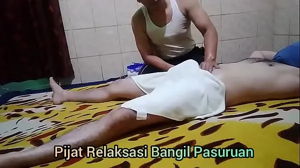 XXX Straight man gets hard during Thai massage megarør