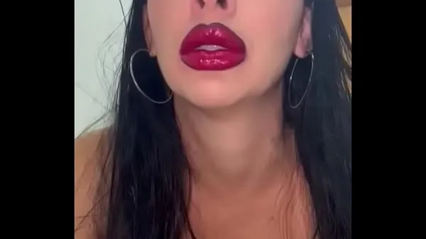 XXX Putting on lipstick to make a nice blowjob أنبوب ضخم