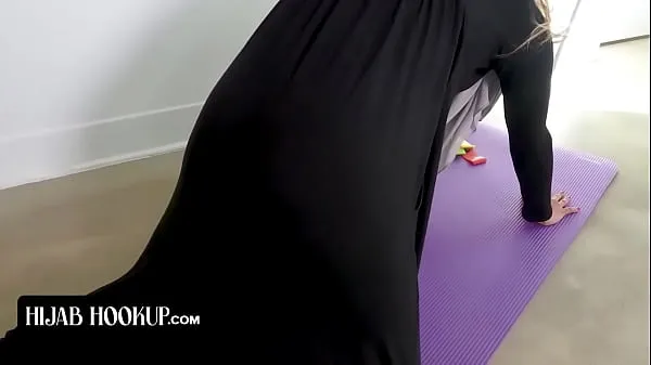 XXX Hijab Hookup - Slender Muslim Girl In Hijab Surprises Instructor As She Strips Of Her Clothes หลอดเมกะ