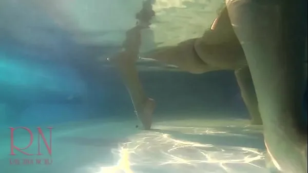 XXX Elegant and flexible babe, swimming underwater in the outdoor swimming pool mega Tüp