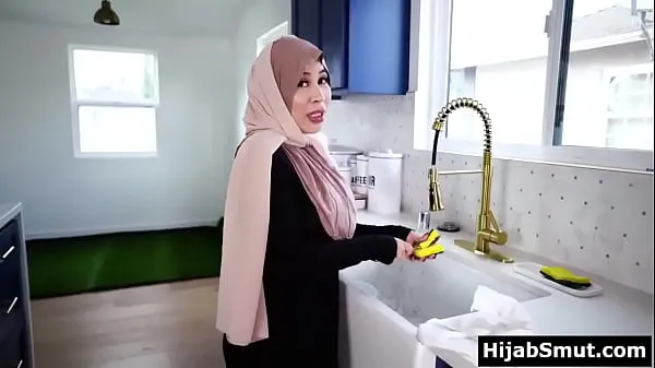 XXX Hijab wearing muslim MILF caught husband fucking sex toy巨型管