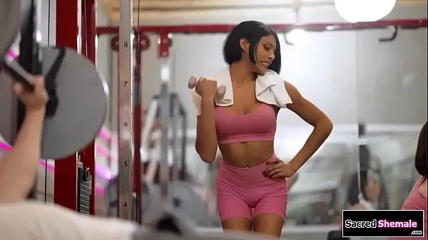 XXX Latina tgirl Lola Morena gets barebacked at a gym megarør