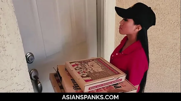 XXX Poor Little Asian Stuck at Windows after Delivering a Hot Pizza [UNCENSORED mega trubica