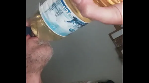 XXX Chugging 1,5 litres of male piss, swallowing all until last drop part two mega rør