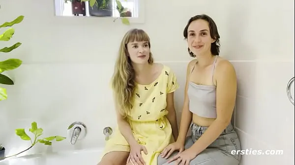 XXX Cute Babes Enjoy a Sexy Bath Together μέγα σωλήνα
