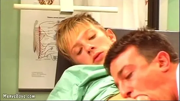 XXX Horny gay doc seduces an adorable blond youngster巨型管