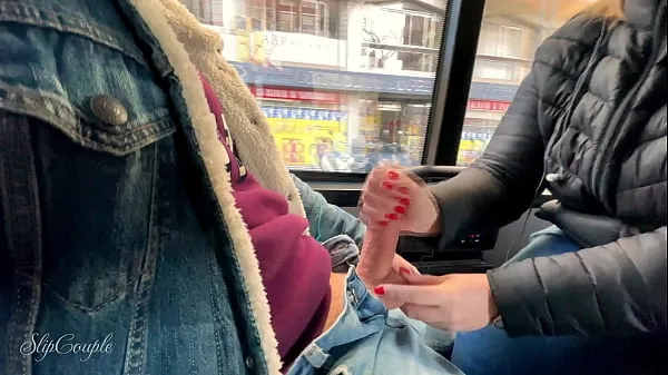 XXX She tried her first Footjob and give a sloppy Handjob - very risky in a public sightseeing bus :P أنبوب ضخم