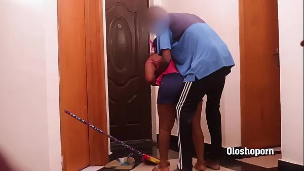 XXX The weak dick man grabbed the cleaner by the door أنبوب ضخم