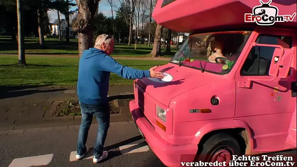 XXX El abuelo recoge a una teen alemana en la calle y se la folla en el coche mega Tube
