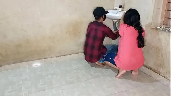 XXX quenched the thirst of her pussy with a young plumber! XXX Plumber Sex in Hindi voice μέγα σωλήνα