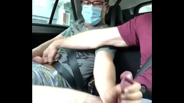 XXX 2 pauzudos making out in Uber at risk of being caught 메가 튜브