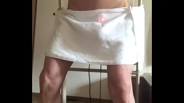 XXX The penis hidden with a towel comes off when it moves and is exposed. I endure it, but a powerful vibrator explodes and eventually the towel falls. Ejaculate in 1 minute of premature ejaculation mega cső