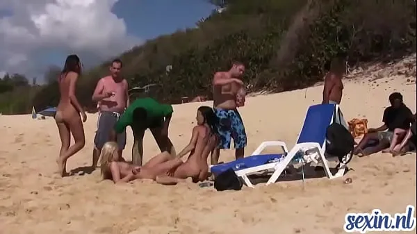 XXX horny girls play on the nudist beach megarør