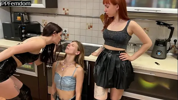 XXX Smoking Bitches Spit In Slave Girl Mouth Filling It With Their Saliva - Spitting Lezdom (Preview mega rør