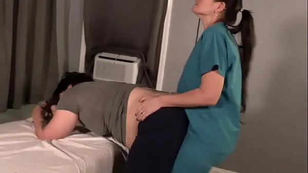 XXX Nurse humps her patient أنبوب ضخم