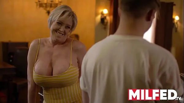 XXX Mother-in-law lo seduce con le sue ENORMI tette (Dee Williams) - MILFED mega Tubo