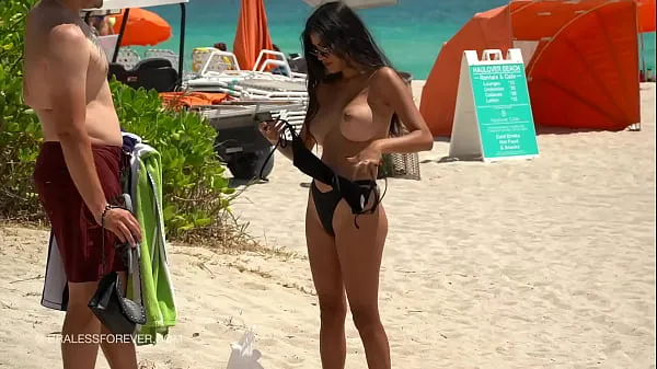 XXX Esposa gostosa de peitos enormes na praia mega tubo