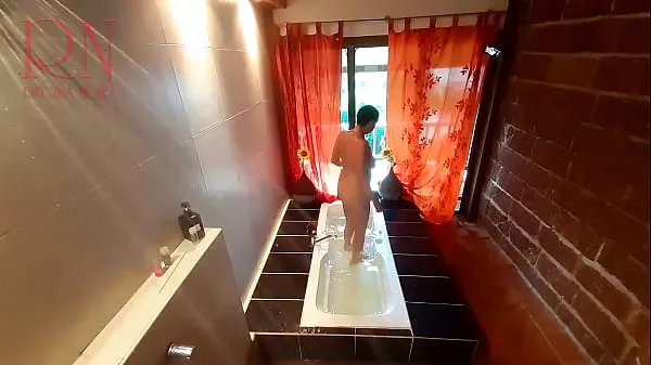 XXX Peep. Voyeur. Housewife washes in the shower with soap, shaves her pussy in the bath. 2 1巨型管