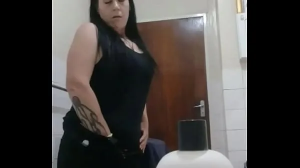 XXX I hid my phone in the bathroom and caught my stepsister fucking herself with the shampoo bottle μέγα σωλήνα