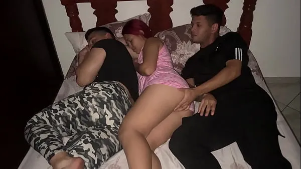XXX I don't like sharing a bed with my girlfriend's best friend because I feel like he fucks her next to my NTR mega trubica