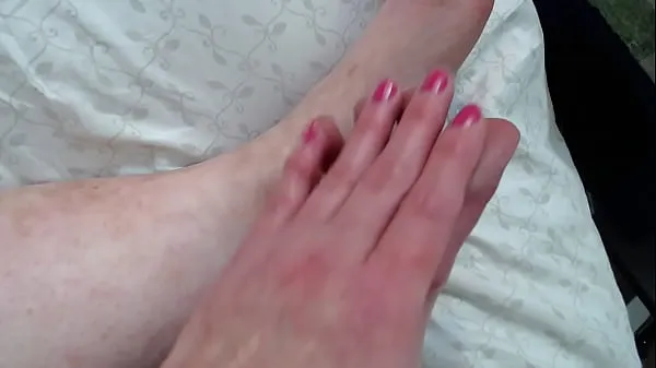 XXX 958 Foot lovers paradise Beautiful DawnSkye invites you to appreciate her feet with the long toes and wrinkled soles میگا ٹیوب