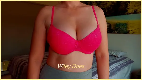 XXX MILF hot lingerie. Big tits in pink lace bra巨型管
