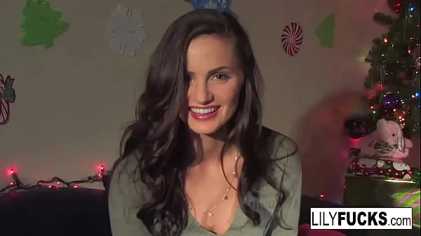 XXX Lily nos cuenta sus cachondos deseos navideños antes de satisfacerse en ambos agujeros mega Tube