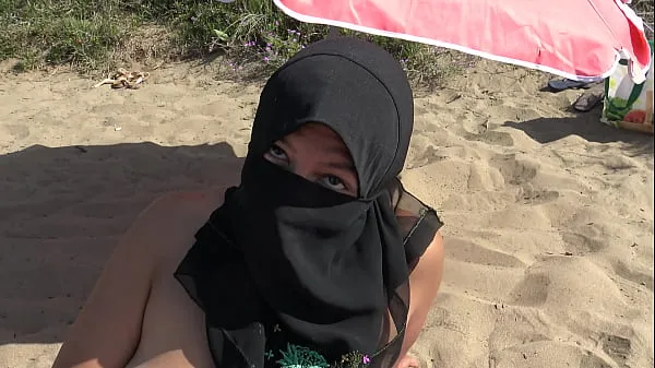 XXX Arab milf enjoys hardcore sex on the beach in France ống lớn