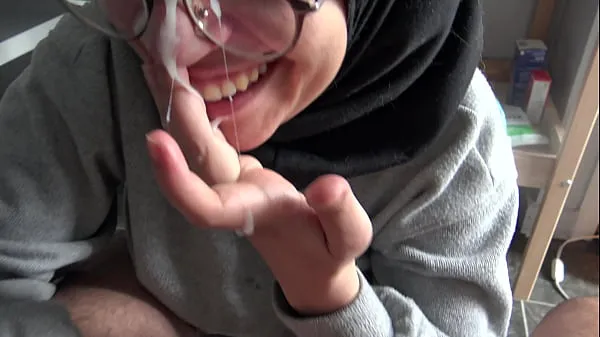 XXX Uma garota muçulmana fica perturbada ao ver o grande pau francês de seu professor mega tubo
