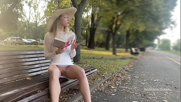XXX My wife is flashing her pussy to people in park. No panties in public mega cső