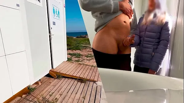 XXX I surprise a girl who catches me jerking off in a public bathroom on the beach and helps me finish cumming megarør