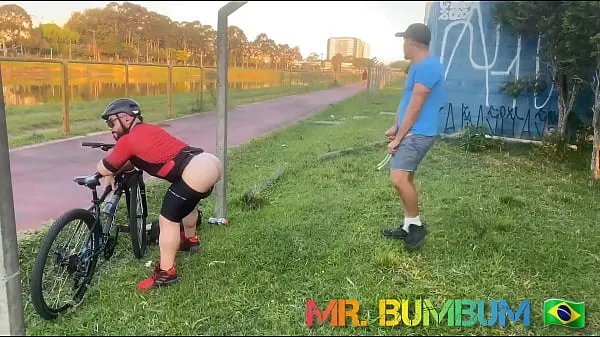 XXX CYCLIST CAUGHT A MAKE-OUT AND SHOWS HIS BOLDNESS OUTDOORS (COMPLETE ON RED AND SUBSCRIPTION mega cev