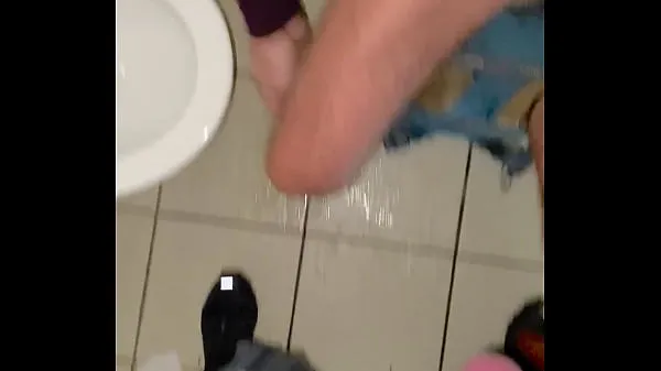 XXX Amateur gay sucking cock in public toilet巨型管