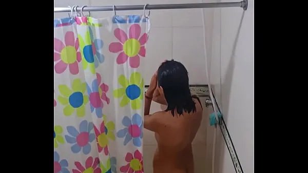 XXX Spying on my best friend's Argentine wife in the shower ống lớn