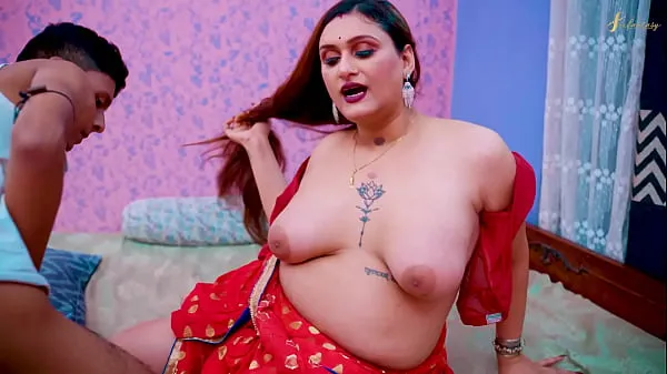 XXX A sexy lady house owner seduces her servant for sex میگا ٹیوب