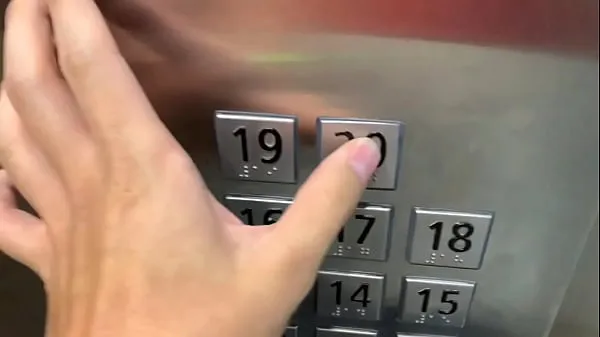 XXX Sexe en public, dans l'ascenseur avec un inconnu et ils nous surprennent méga Tube