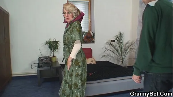 XXX Lonely old grandma pleases an young guy 메가 튜브